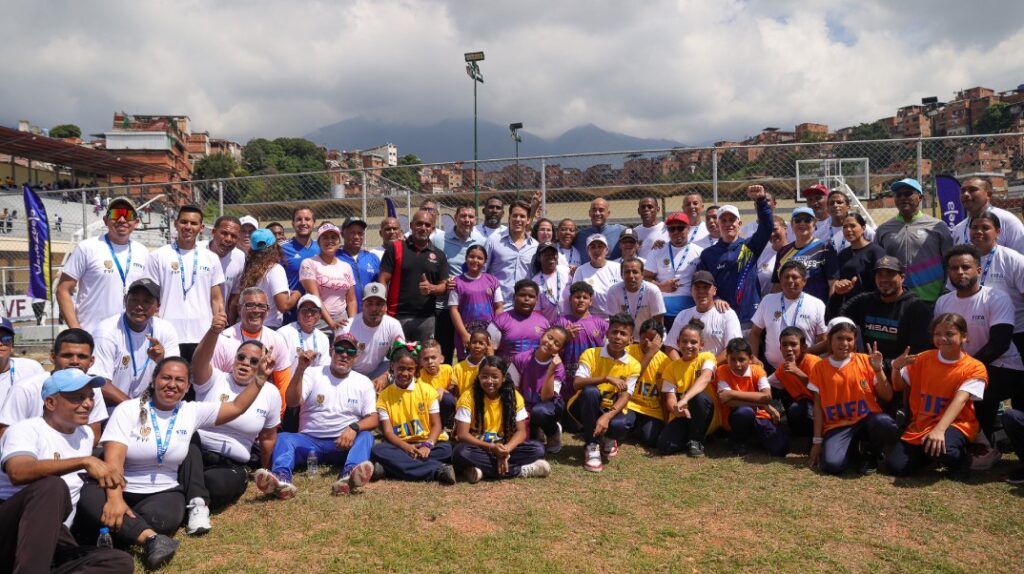 La FVF y el Ministerio del Poder Popular para la Educación pusieron en marcha en Venezuela el programa Football for Schools de la FIFA - AlbertoNews