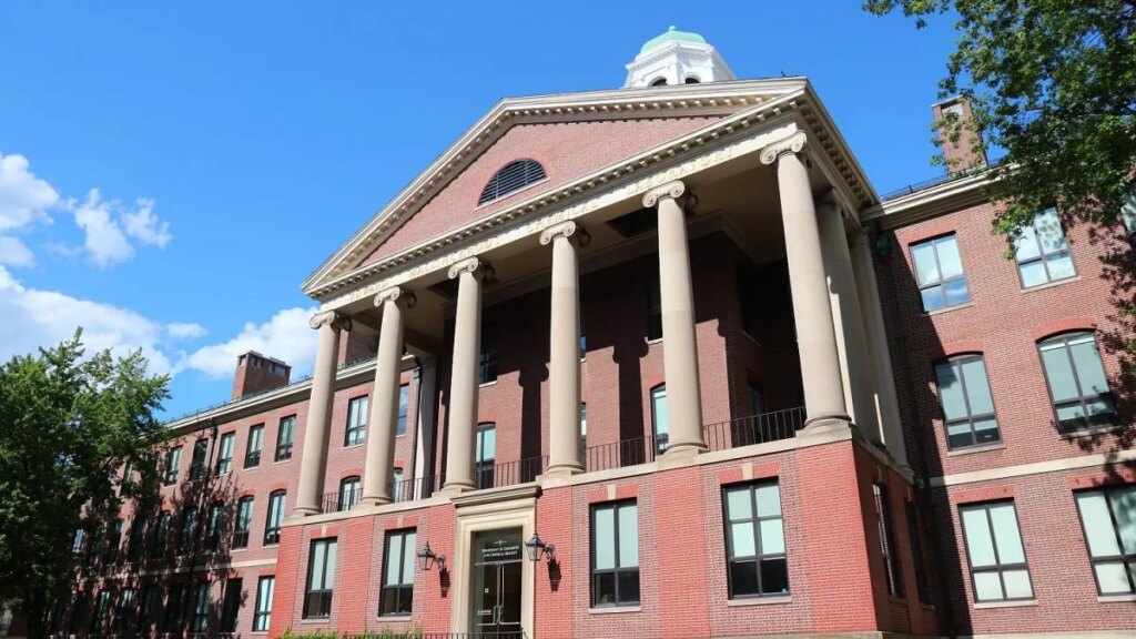 La Universidad de Harvard investigará a su expresidente tras ser mencionado en los archivos de Jeffrey Epstein