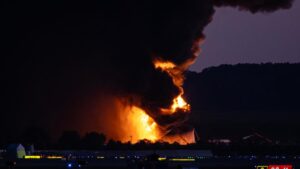 La agencia de aviación de EEUU ordena que los aviones MD-11 permanezcan en tierra mientras investiga el accidente aéreo mortal de UPS | elperiodico.com