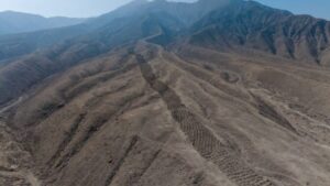 La ciencia parece haber encontrado finalmente una explicación a los miles de extraños pozos alineados en Perú