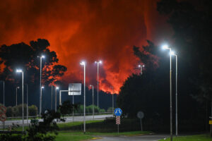 La impactante explosión en parque industrial cerca del principal aeropuerto de Argentina