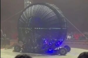La impactante muerte de un acróbata de circo durante acto con motocicletas dentro de una esfera de acero