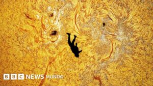La impresionante imagen de un hombre en caída libre frente al Sol