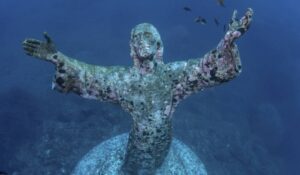 La increíble historia del Cristo sumergido hace 70 años en Italia