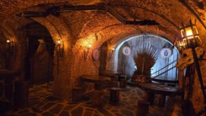 La misteriosa taberna medieval donde comer manjares de reyes, lanzar hachas y sentarte en el Trono de Hierro