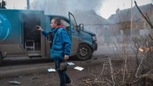 La periodista española María Senovilla sobrevive a un ataque ruso contra el vehículo en el que viajaba en Ucrania