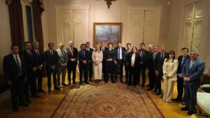 La ‘primavera’ de Javier Milei comienza con dólares prestados y nuevos consensos internos | elperiodico.com