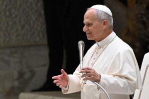 León XIV pide a los jóvenes no politizar la Iglesia y construir «puentes en vez de muros»