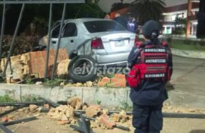 Lesionado copiloto de Aveo que se estrelló contra el portón del CC Plaza Medina en la Av. Peñalver