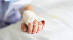 Lleva a su hija al hospital alegando que tenía gripe