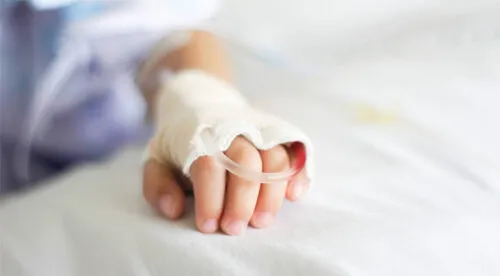 Lleva a su hija al hospital alegando que tenía gripe