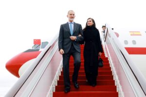 Los Reyes llegan al Aeropuerto Internacional de Chengdu en su primera visita de Estado a China | europapress.es
