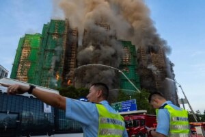Los andamios de bambú podrían ser los responsables de la propagación del incendio de Hong Kong con al menos 44 muertos y cientos de desaparecidos | elmundo.es