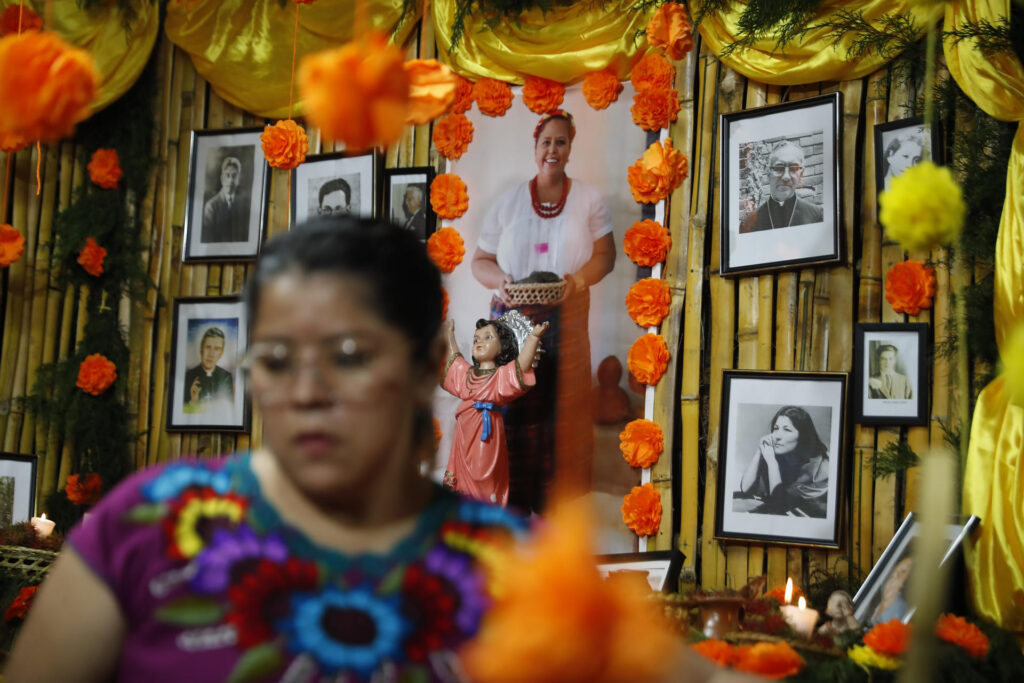 Los salvadoreños honran a sus difuntos en los cementerios con flores, música y desfiles - AlbertoNews