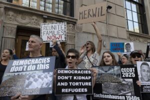 MIGRACIÓN ESTADOS UNIDOS | Trump presume de «retornos voluntarios» mientras recurre a deportaciones más agresivas y menos transparentes | elperiodico.com