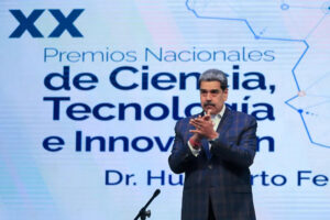 Maduro cambia el lenguaje y, en inglés, busca diálogo en medio de tensión con EEUU