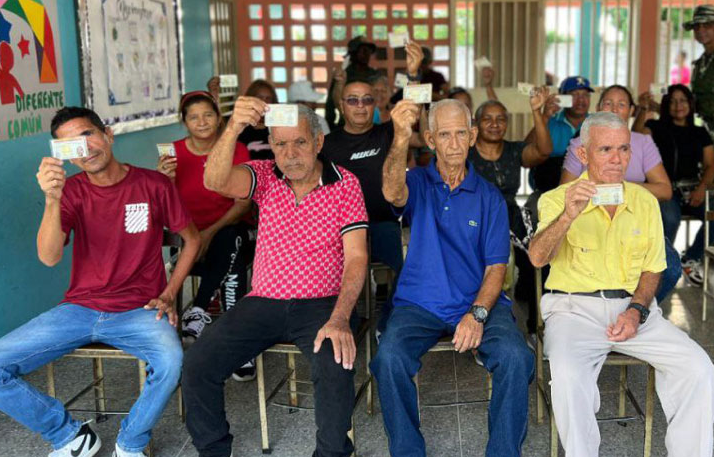 Maduro felicitó al pueblo por la IV Consulta Popular