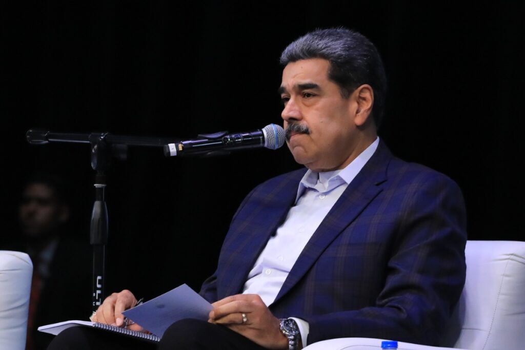 Maduro intenta demostrar calma a partidarios mientras crece el cerco de EEUU en el Caribe