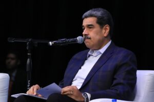Maduro intenta demostrar calma a partidarios mientras crece el cerco de EEUU en el Caribe