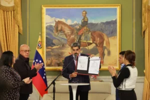 Maduro ordena crear comandos de defensa en caso de «lucha armada» ante despliegue de EE.UU.