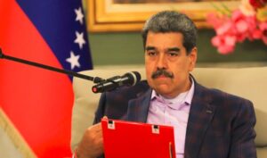 Maduro ordenó crear comandos de defensa en caso de una «lucha armada» contra EEUU