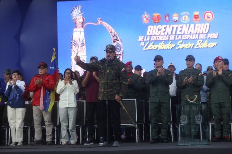 Maduro, vestido de militar, volvió a levantar el tono contra EEUU por sus operaciones cerca de Venezuela
