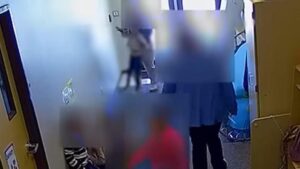 Maestras de Texas le fracturaron el pie a estudiante con autismo tras patearlo salvajemente