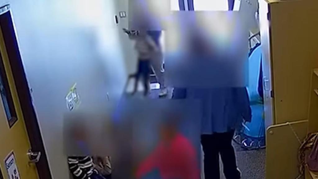 Maestras de Texas le fracturaron el pie a estudiante con autismo tras patearlo salvajemente