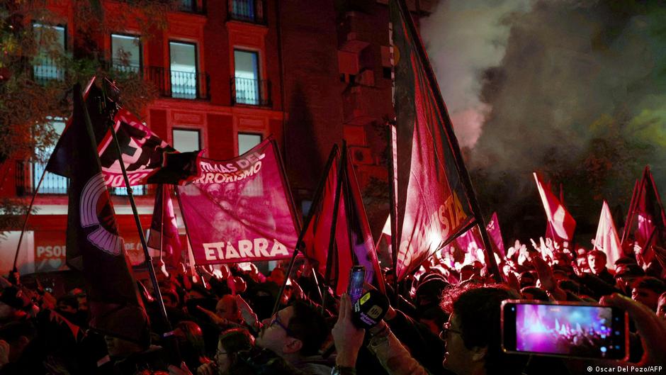 Manifestantes franquistas claman contra democracia española – DW – 22/11/2025