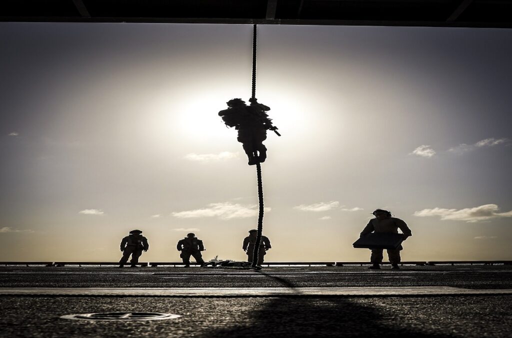 Marines entrenan descenso en rapel en el USS Iwo Jima - AlbertoNews
