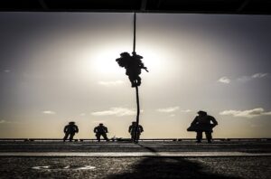 Marines entrenan descenso en rapel en el USS Iwo Jima – AlbertoNews