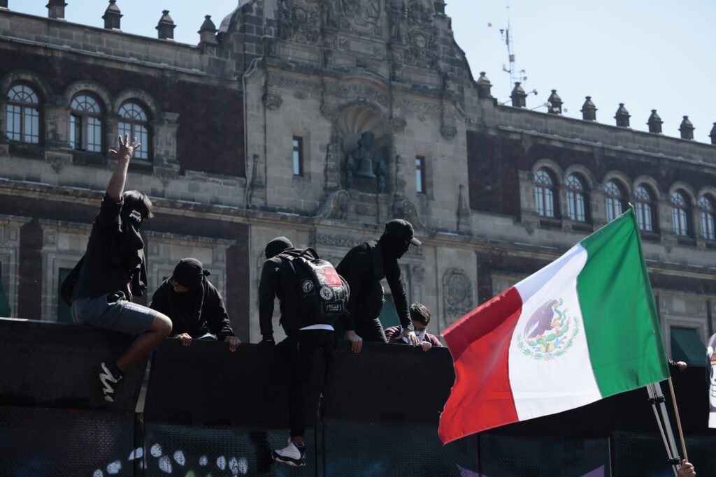 Más de 100 lesionados deja multitudinaria marcha antigubernamental en México - AlbertoNews