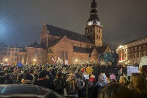 Más de 10.000 personas se manifiestan en Riga contra la salida del Convenio de Estambul de protección de las mujeres | elperiodico.com