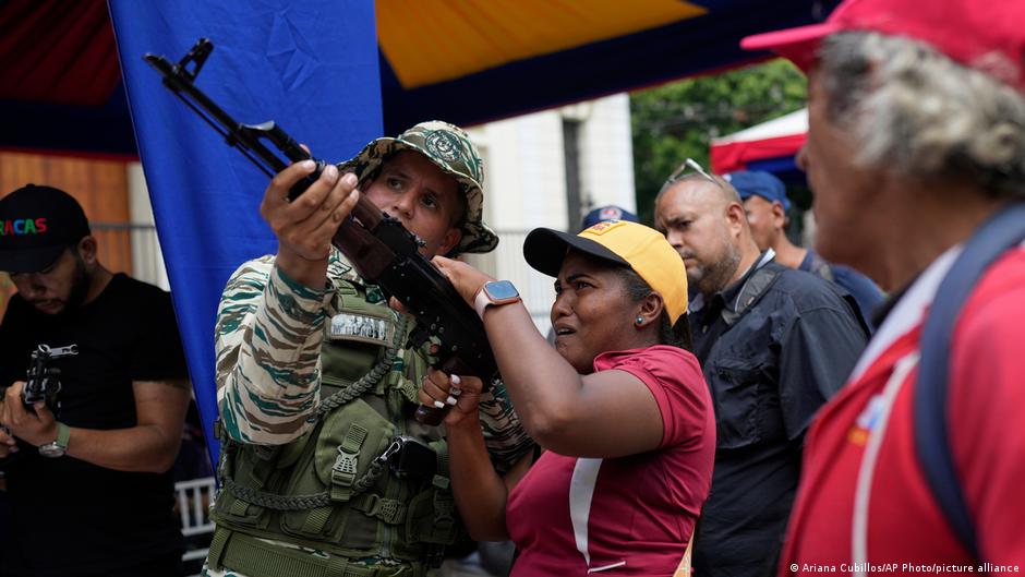 Matrícula militar en Venezuela subió 53% por "amenaza" EEUU – DW – 07/11/2025