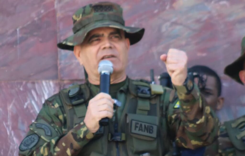 Vladimir Padrino López amenaza a quienes pidan intervención
