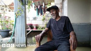 «Me siento como un humano anfibio»: las casas que se inundan a diario en una isla que se está hundiendo