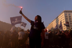 Miles de mujeres marchan en Santiago contra la violencia machista – AlbertoNews