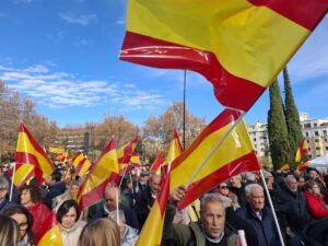 Miles de personas inundan con banderas de España la protesta del PP en Madrid para pedir elecciones ya | europapress.es