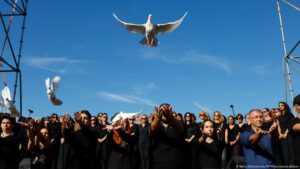Miles de serbios recuerdan a víctimas de Novi Sad – DW – 01/11/2025