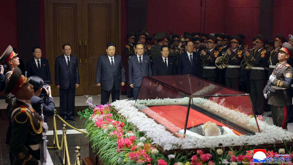 Muere Kim Yong Nam, exjefe de Estado cermonial de Norcorea – DW – 04/11/2025