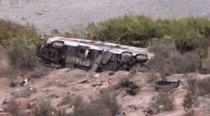 Mueren 37 personas tras caída de autobús a un abismo en Perú