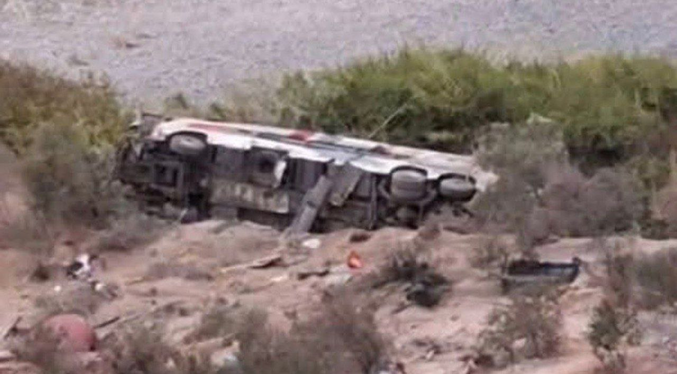 Mueren 37 personas tras caída de autobús a un abismo en Perú