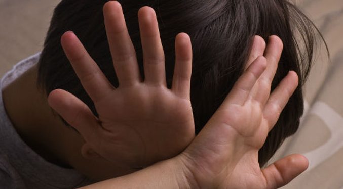 Niño de dos años muere por golpiza de su padrastro