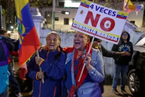 Noboa cambia su gabinete tras su derrota electoral