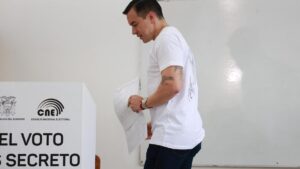 Noboa es derrotado en una consulta popular que proponía la instalación en Ecuador de una base militar de EEUU | elperiodico.com