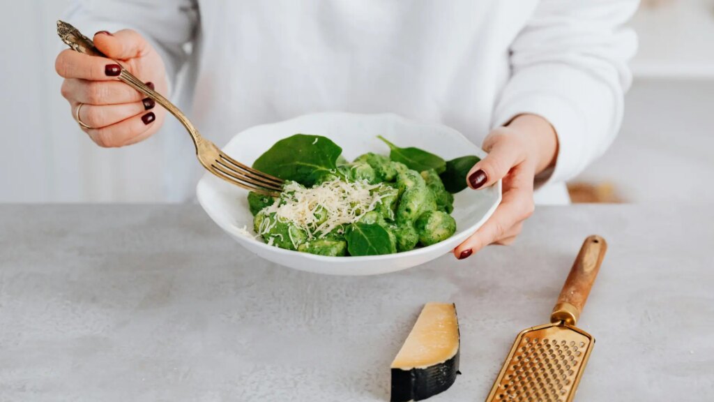 Ñoquis a la sartén con pesto de espinacas, una receta barata, fácil y rápida de hacer