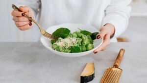 Ñoquis a la sartén con pesto de espinacas, una receta barata, fácil y rápida de hacer