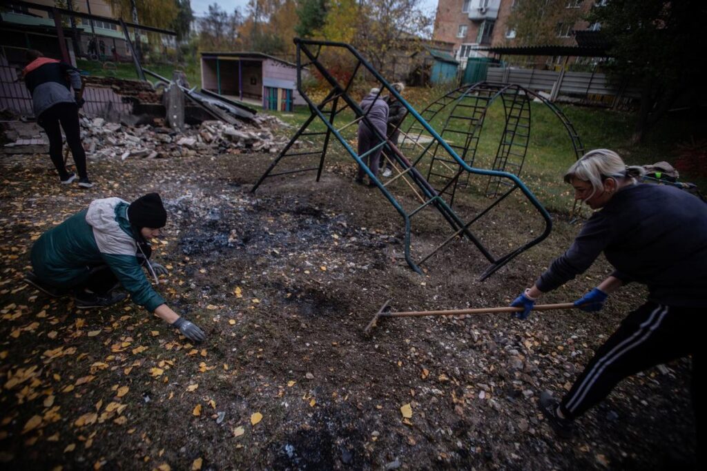 Trabajadores de una guardería en Sumy recogen los fragmentos de un dron ruso que impactó contra el edificio,