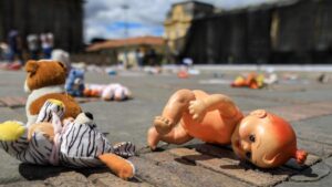 Nuevos detalles sobre tragedia que causó un hombre armado disfrazado de payaso en Halloween; la Policía lo busca por muerte de niña de 8 años en Valle