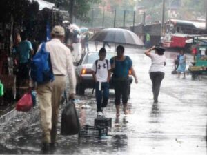 Onda tropical Nº 53 avanza hacia el noroeste del país con lluvias
